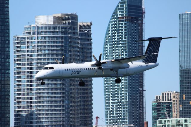 de Havilland Dash 8-400 (C-GLQK)