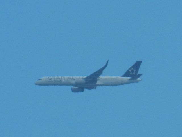 Boeing 757-200 (N14120) - A United Airlines Star Alliance Livery Boeing 757-200 On Approach To Dulles 