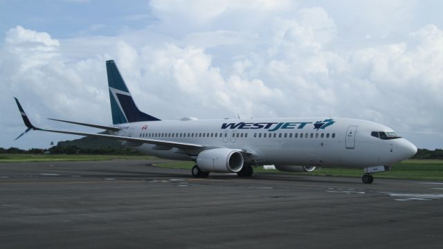Boeing 737-800 (C-FYPB)
