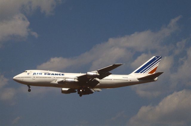 Boeing 747-200 (N1289E) - Final Approach to Narita Intl Airport Rwy34 on 1988/04/16