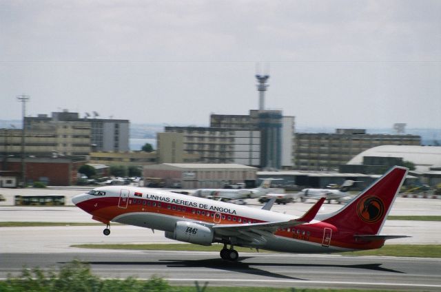 Boeing 737-700 (D2-TBJ)