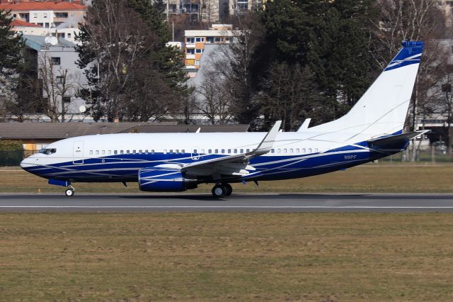 Boeing 737-700 (N9PF)