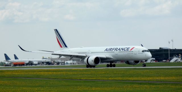 Airbus A350-900 (F-HTYC) - Shortly after touching down is this 2019 Air France Airlines Airbus 350-941 in the Spring of 2024.  LFPG - CYOW