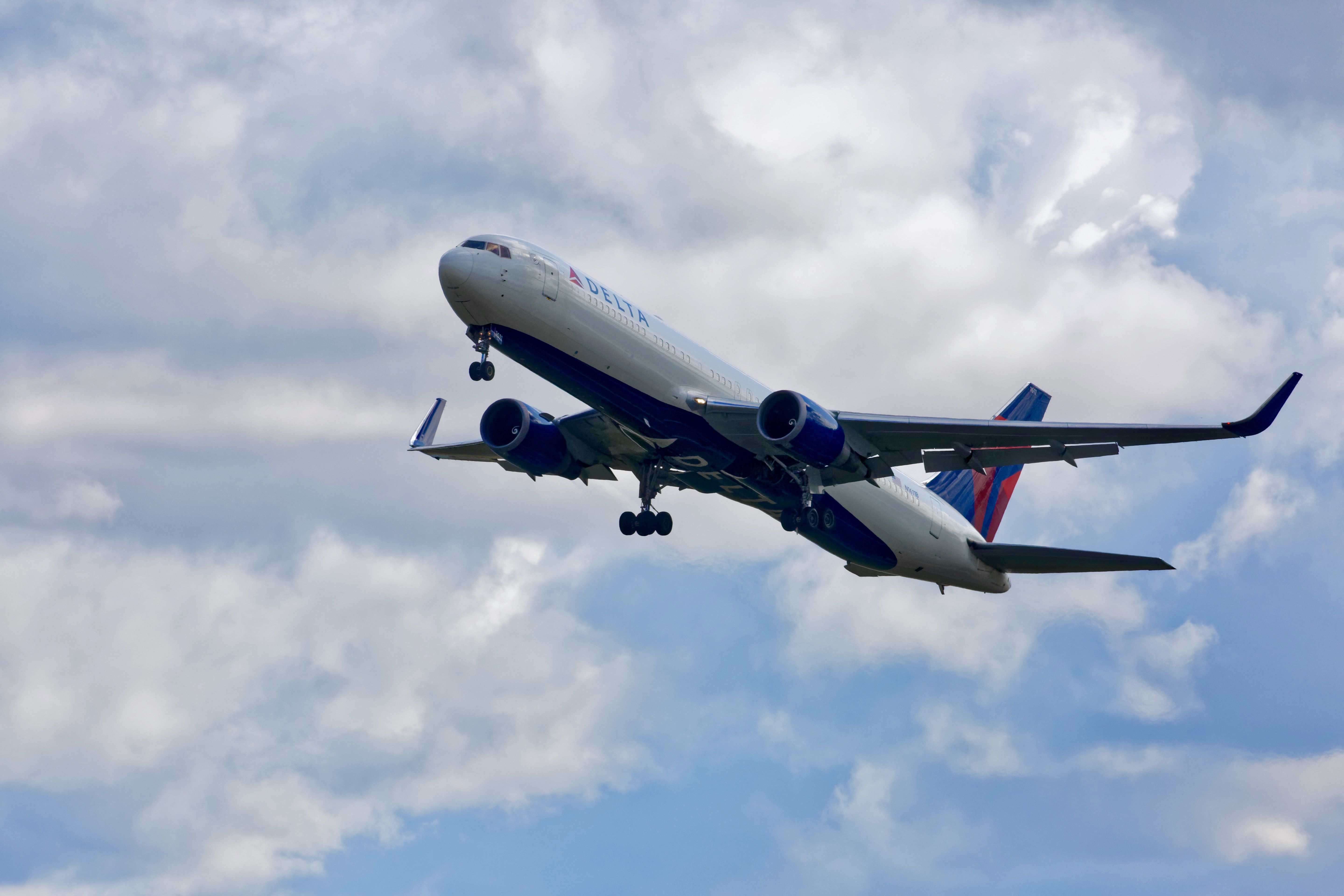 BOEING 767-300 (N1611B)