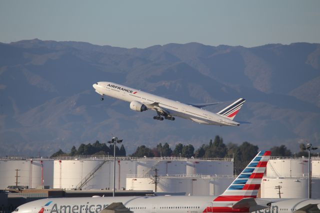 BOEING 777-300ER (F-GSQC)