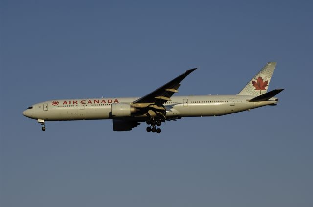 BOEING 777-300 (C-FITL) - Final Approach to NRT Airport Runway 34L on 2011/12/31