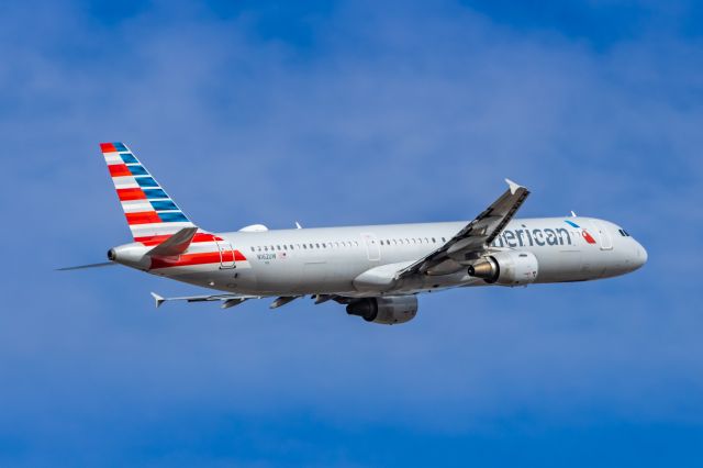 Airbus A321 (N162UW) - An American Airlines A321 taking off from PHX on 2/3/23. Taken with a Canon R7 and Tamron 70-200 G2 lens.