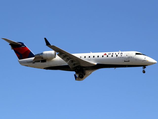 Canadair Regional Jet CRJ-200 (N8932C) - landing 22