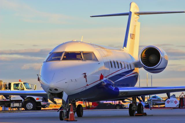 Canadair Challenger (N327FX)