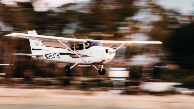 Cessna Skyhawk (N3547H) - Friendly Cessna 172 landing on 31R, taken by @planesthetics (instagram).