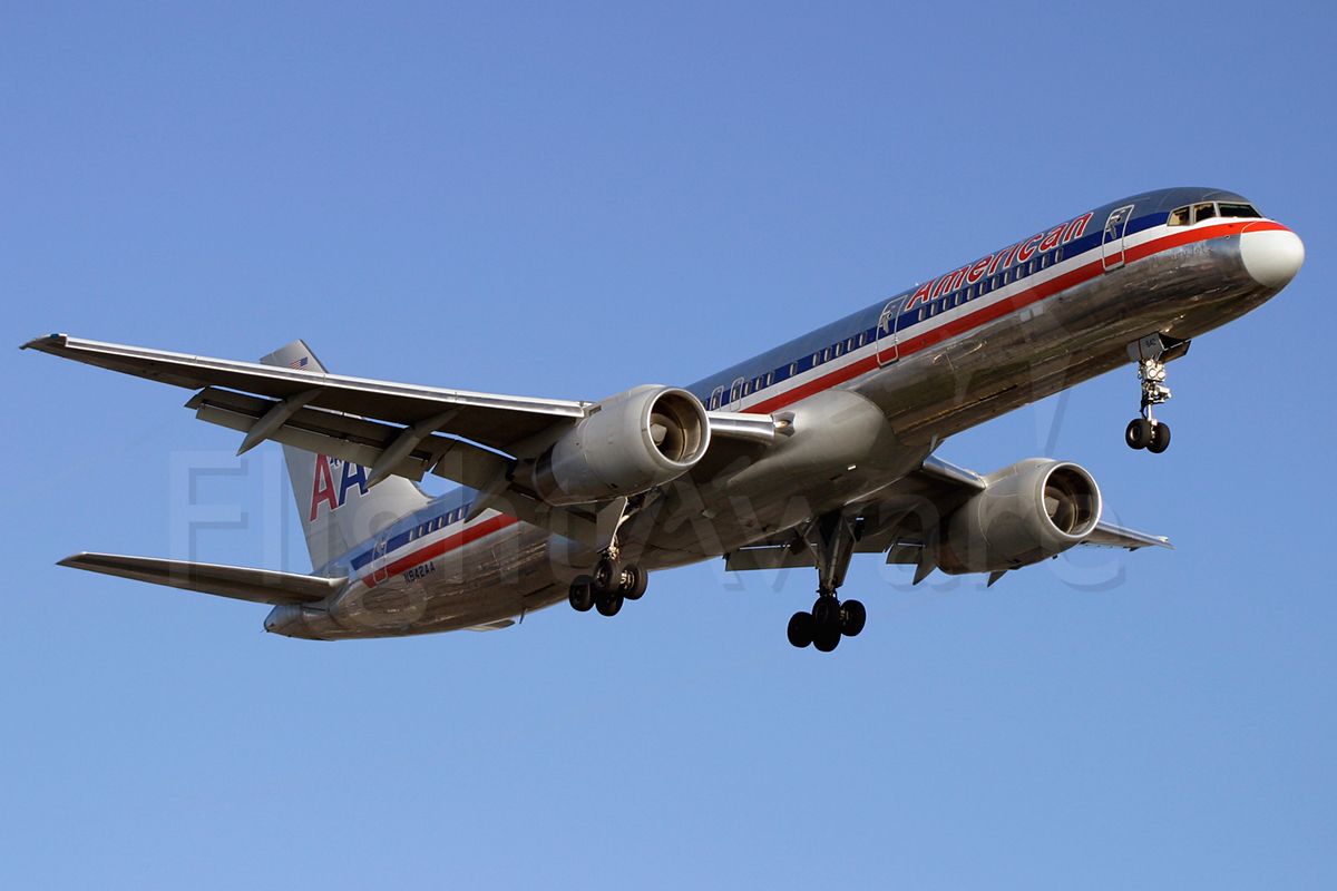 Boeing 757-200 (N642AA) - An American Airlines Boeing 757 on short final to LAX.