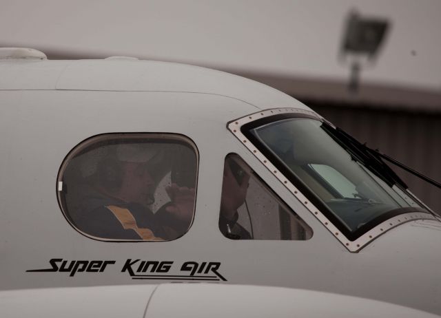 Beechcraft Super King Air 200 (N485R) - Taxi out of the EXECAIR ramp