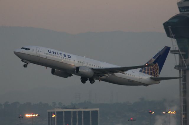 Boeing 737-800 (N18223)