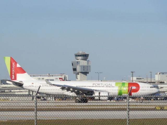 Airbus A330-200 (CS-TOP)