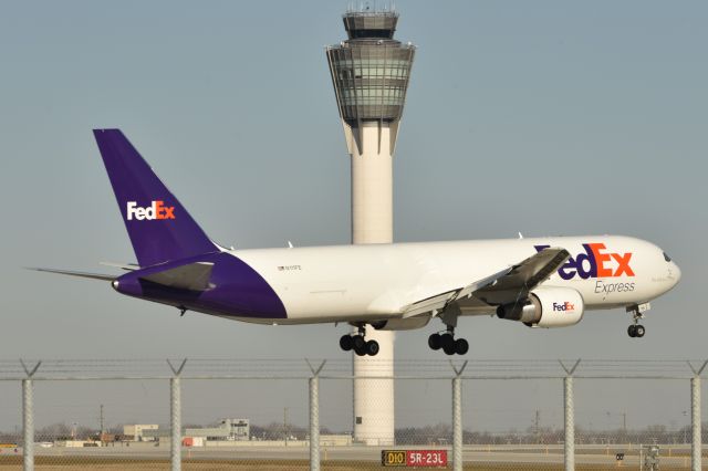 BOEING 767-300 (N111FE) - 12-27-23 5-R