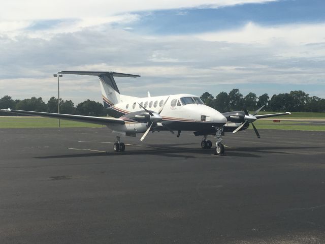 Beechcraft Super King Air 200 (N124WR)