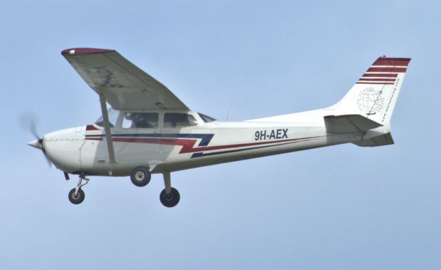 Cessna Skyhawk (9H-AEX) - On landing RW31