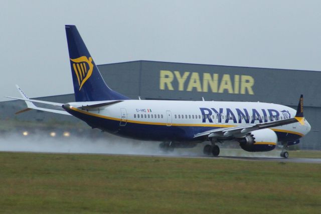 Boeing 737 MAX 8 (EI-EME) - A Ryanair B737 MAX 8-200 taking off from runway 22 at Stansted Airport.br /br /Location: Stansted Airport.br /Date: 26.12.22 (dd/mm/yy).