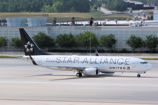 Boeing 737-800 (N26210) - Star Alliance Livery * Taken On 05-24-2011