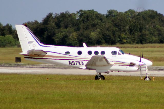 Beechcraft King Air 90 (N97KA) - Taxiing to depart rwy 07 on 22-Oct-14 heading for KCHO.