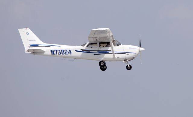 Cessna Skyhawk (N73924)