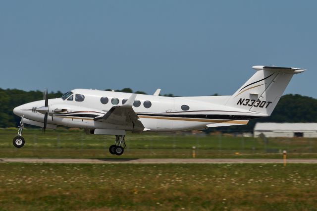 Beechcraft Super King Air 200 (N333QT) - Departing Runway 26