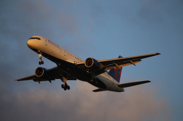 Boeing 757-200 (N684DA)