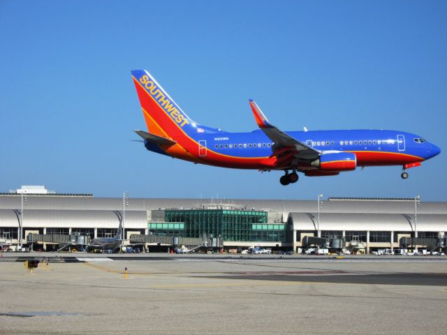 Boeing 737-700 (N212WN) - Landing on RWY 19R