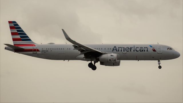 Airbus A321 (N987AM)