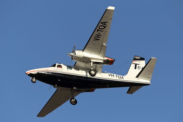 Aero Commander 500 (VH-TQA) - Tight turn on short finals to runway 01 at YBTL.