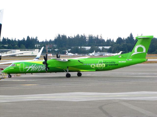 de Havilland Dash 8-400 (N438QX)