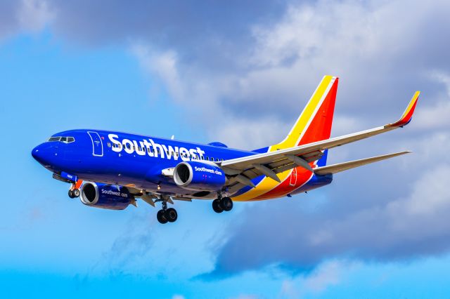 Boeing 737-700 (N8750B) - A Southwest Airlines 737-700 landing at PHX on 2/26/23. Taken with a Canon R7 and Tamron 70-200 G2 lens.