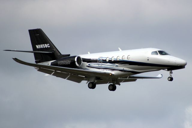 Cessna Citation Sovereign (N985BC) - On final approach for rwy 7 on 2-Nov-16.