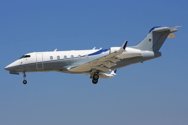 Bombardier Challenger 300 (N406CL)