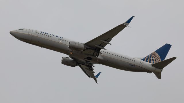 Boeing 737-900 (N69829) - A United Airlines 737-900 departs KSBN an is headed back to ORD.