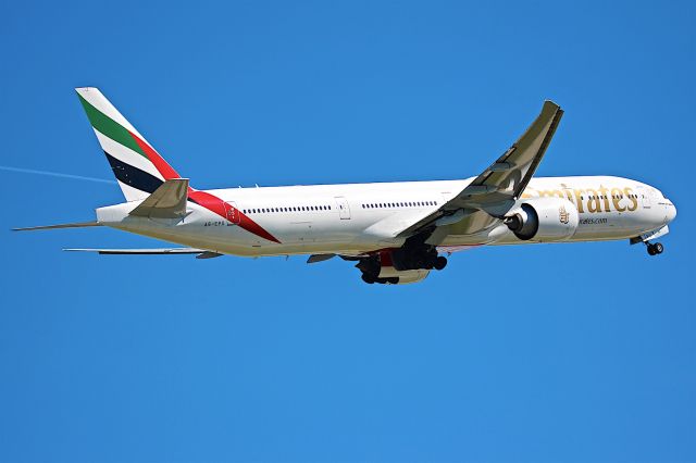 BOEING 777-300ER (A6-EPS)