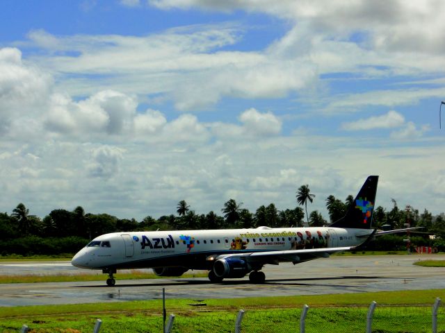 Embraer ERJ-190 (PR-AYE) - EMBRAER 195 OF AZUL AIRLINES IN SALVADOR-BA, BRAZIL