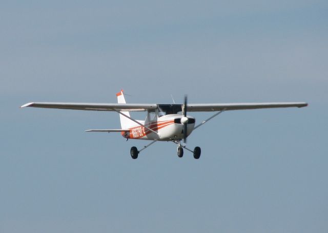 Cessna Skyhawk (N66790) - Landing on runway 14 at the Downtown Shreveport airport.