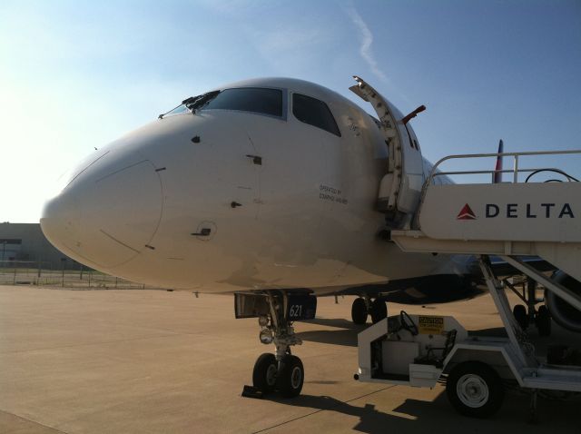 Embraer ERJ 175 (N621CZ)