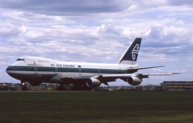 Boeing 747-200 (ZK-NZW) - Boeing 747-219 ZK-NZW at Sydney Airport 1983