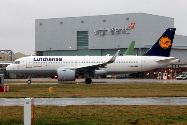 Airbus A320 (D-AINJ) - Taxiing to depart rwy 27R on 7-Dec-17 operating flight DLH903 to EDDF.