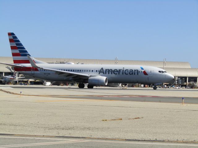 Boeing 737-800 (N973NN) - Taxiing onto RWY 20R