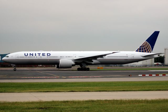 BOEING 777-300ER (N2846U) - Departing rwy 09R on 4-Jun-18 operating flight UAL949 to KSFO.