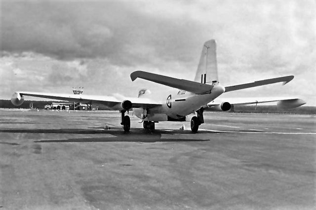 ENGLISH ELECTRIC Canberra (WSG333) - EE Canberra B(I) 8 RAF WT-333 RAAF Pearce (YPEA) late 1960s.