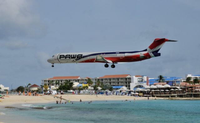 McDonnell Douglas MD-83 (HI990)