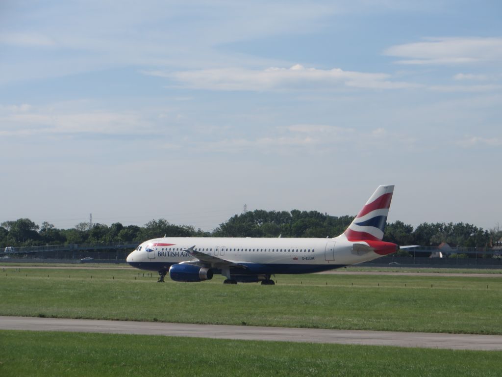 Airbus A320 (G-EUUM)