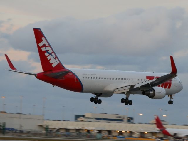 BOEING 767-300 (PT-MSW)