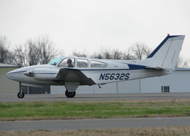 Beechcraft 55 Baron (N5632S) - Taxiing across 14 at the Shreveport Downtown airport.