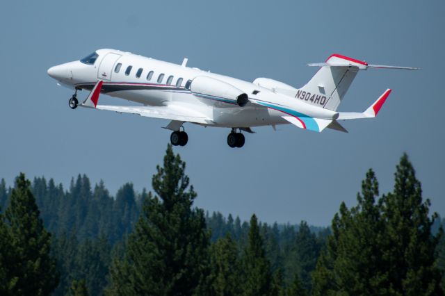 Aircraft Photo of C-FVSL, Learjet 75, London Air Services - LAS