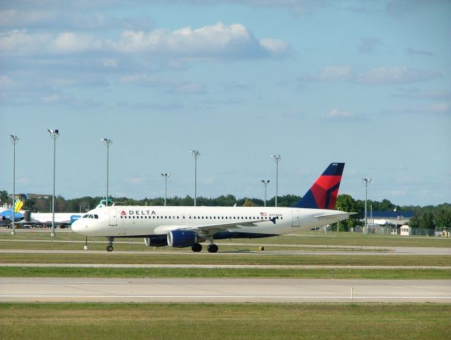 Airbus A320 (N372NW) - Former Northwest Airlines A320.